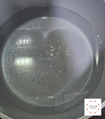 얼갈이배추시락국-냄비에 물 붓고 소금 한수저 넣어 끓이기