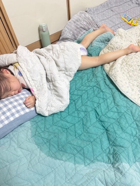 이불에 오줌싼 아이