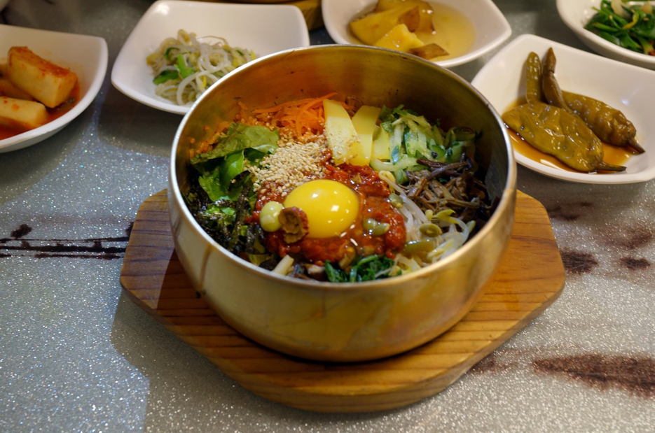 건강한 한식, 각종 채소와 계란, 비빔밥 사진