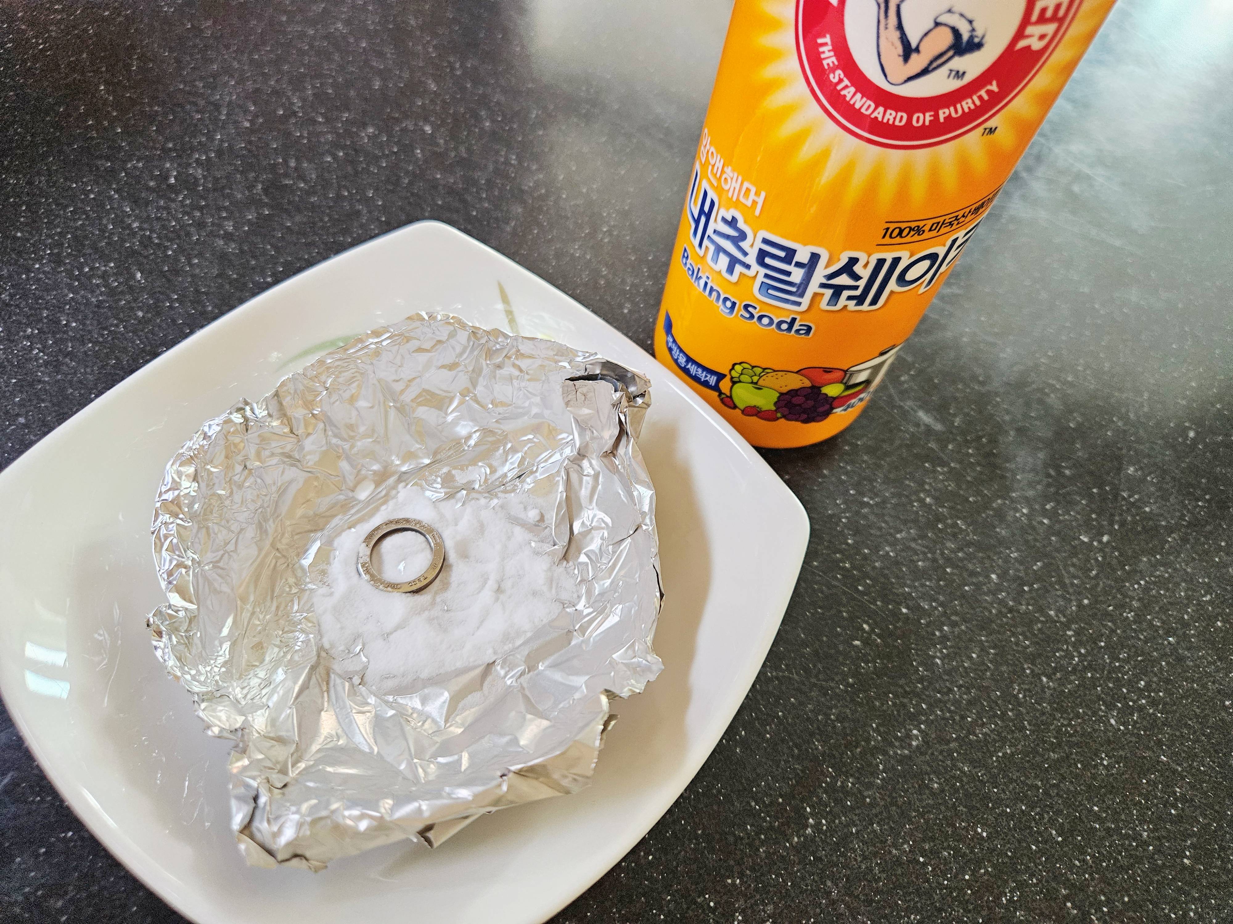 암앤해머-내츄럴쉐이크-베이킹소다-접시와-쿠킹오일-위에올려져있는-은팬던트