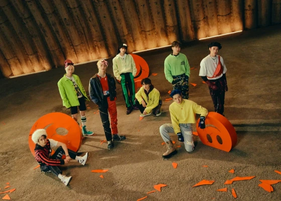 흙바닥에-앉거나-서있는-스트레이키즈-8명-멤버들