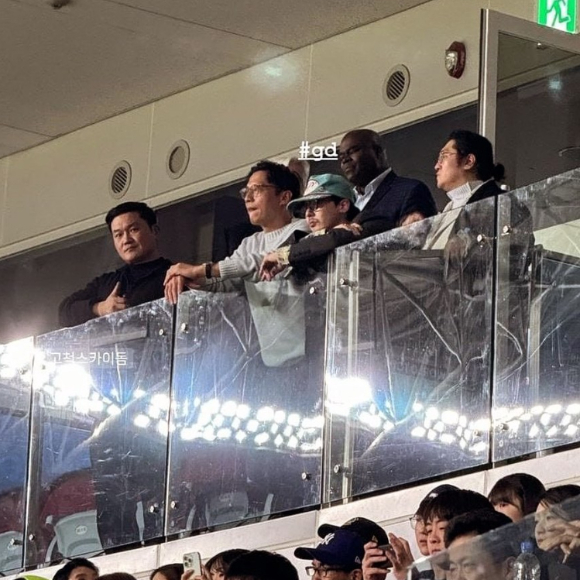 미국프로야구 메이저리그(MLB) 로스앤젤레스 다저스와 샌디에이고 파드리스가 2024년 MLB 개막전을 벌인 서울 고척스카이돔에&#44; 가수 지드래곤(본명 권지용)과 박찬호가 만났다. [사진=갤럭시코퍼레이션]