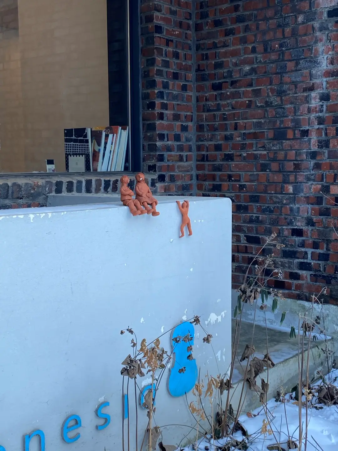 첼로네시아-외부간판-위-소품