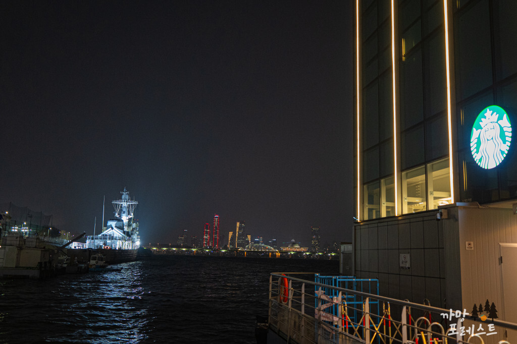 스타벅스 망원한강공원점 야경