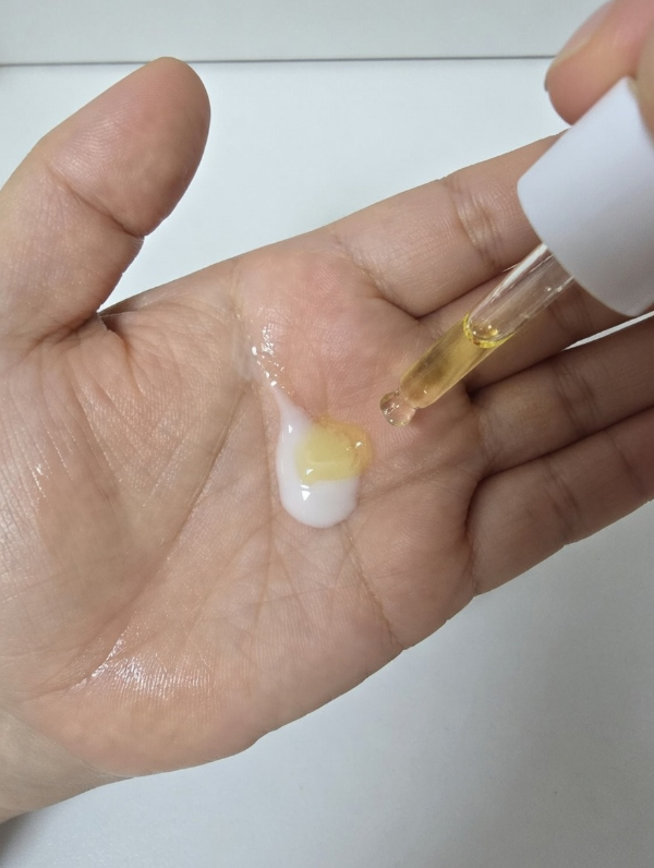 수분크림과 페이스 오일을 섞어 강력한 보습막을 형성하는 과정