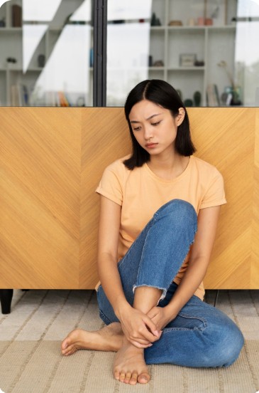 발 통증으로 인해 우울한 여성