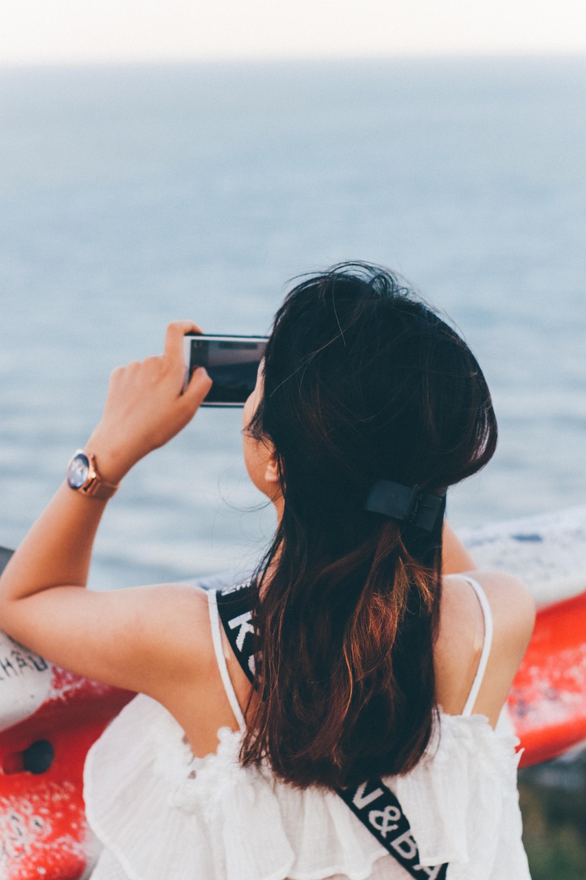 바다를 사진찍는 여자 여행객 뒷모습 사진