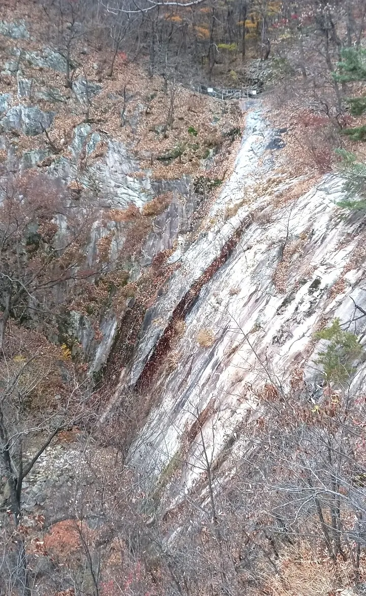 계룡산의 은선폭포 모습