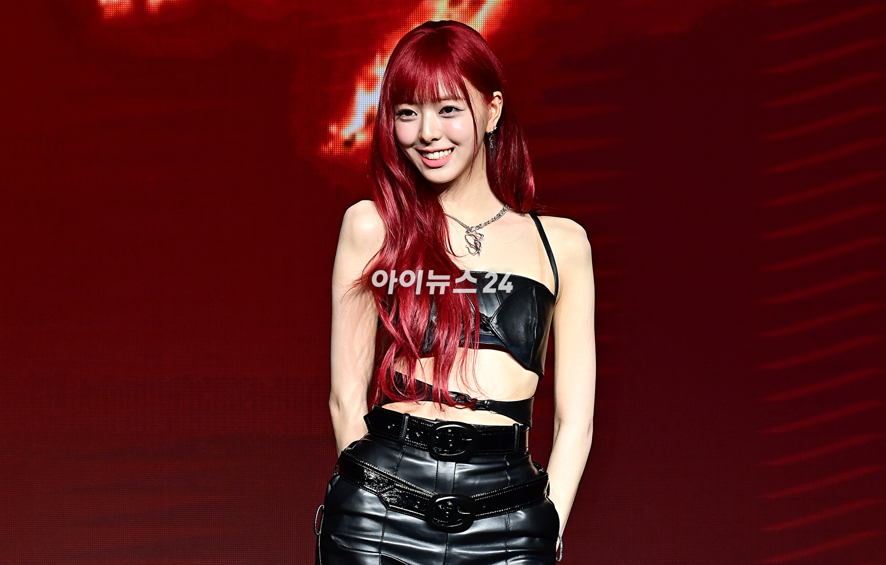 걸그룹 ITZY(있지) 유나가 8일 오후 서울 여의도 콘래드&nbsp;서울에서 열린 새 미니 앨범 'BORN TO BE'(본 투 비)를 발매기념 쇼케이스에서 기념촬영을 하고 있다. [사진=곽영래 기자]