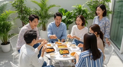 가족이나 친구끼리 배달음식을 즐겁게 먹는 모습