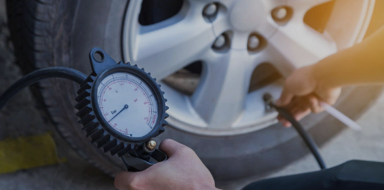 타이어 공기압 넣는 사진