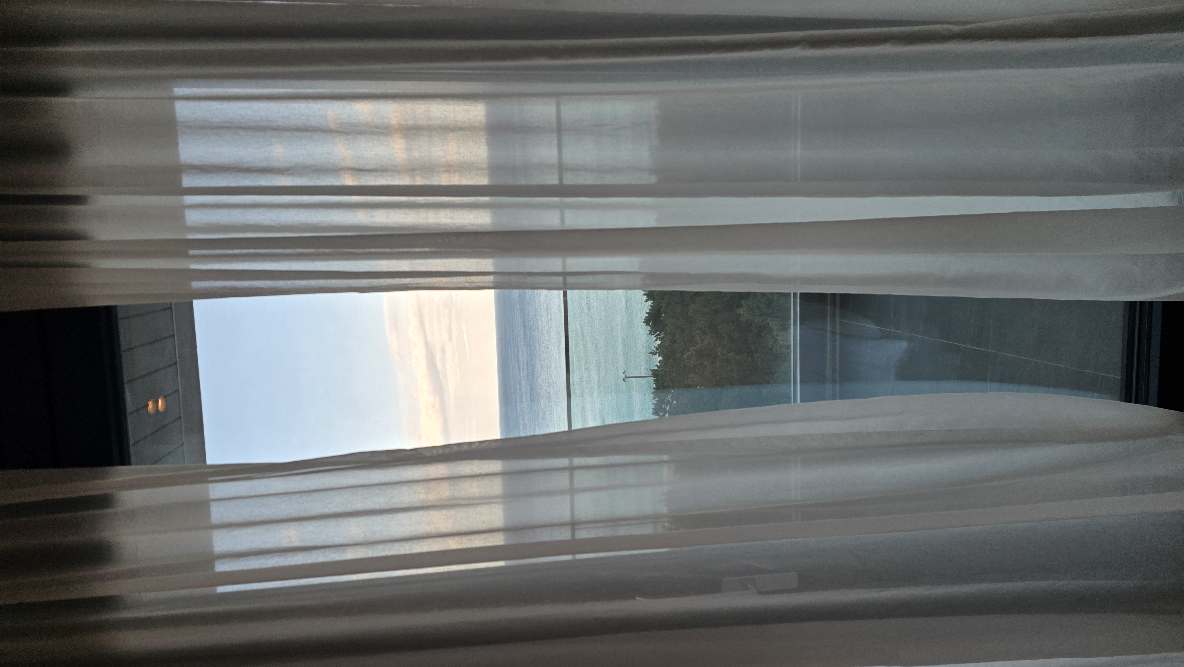 객실 창밖으로 바다 전망이 보이는 신라 모노그램 호텔 룸