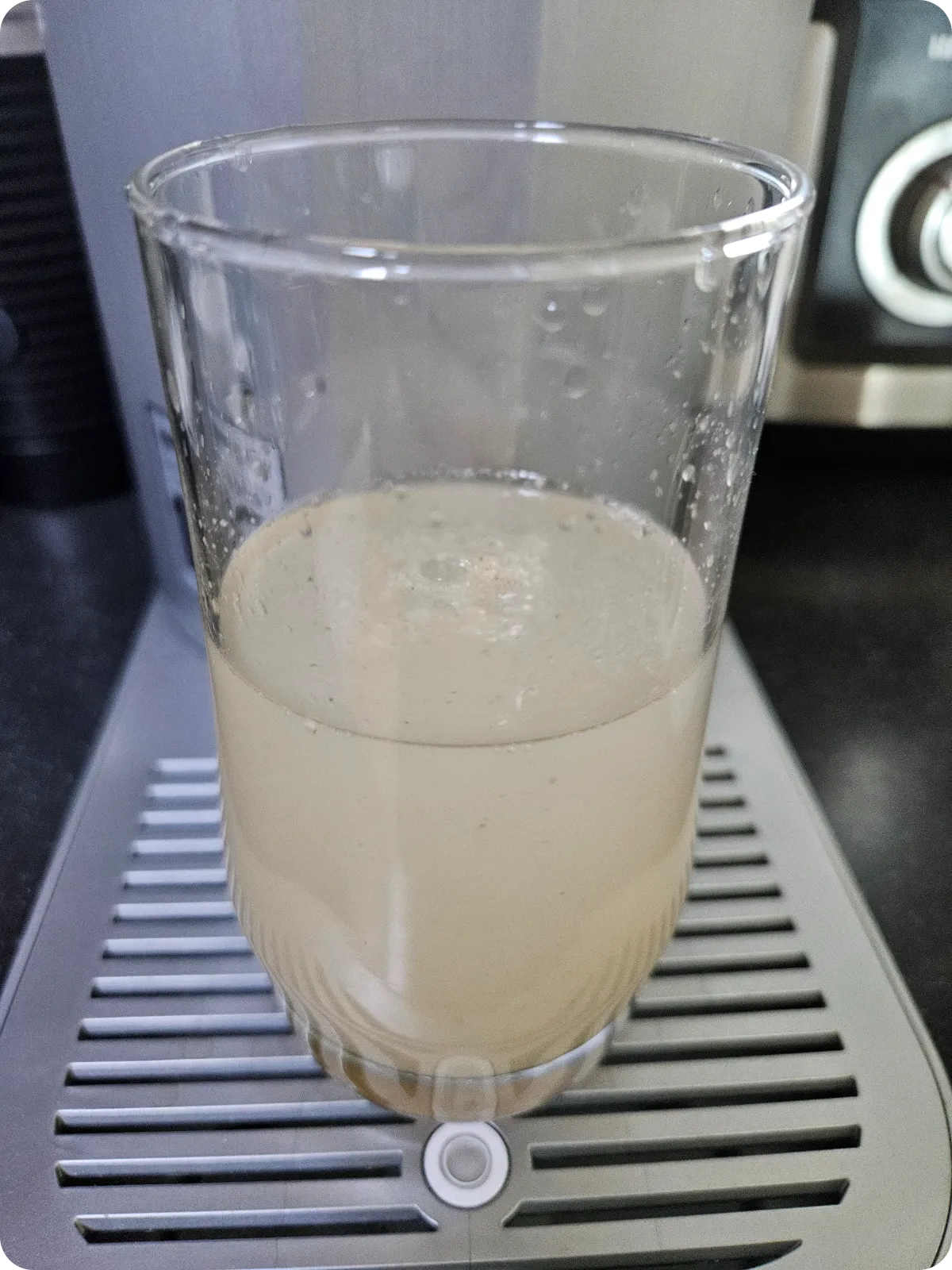 유리잔에-들어있는-찬물에-희석된-차전자피