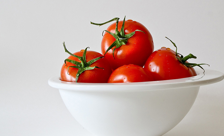토마토
냉장고에 보관하면 안 되는 과일 채소