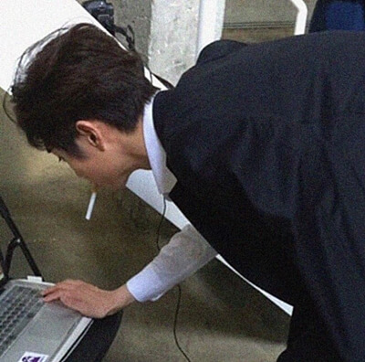 담배로 추정되는것을 입에 물고 있는 최우식 옆모습