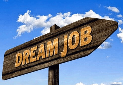 파란 하늘에 하얀 구름이 있고 땅에는 나무 팻말에 드림 잡이라고 영문자가 쓰여져 있다.