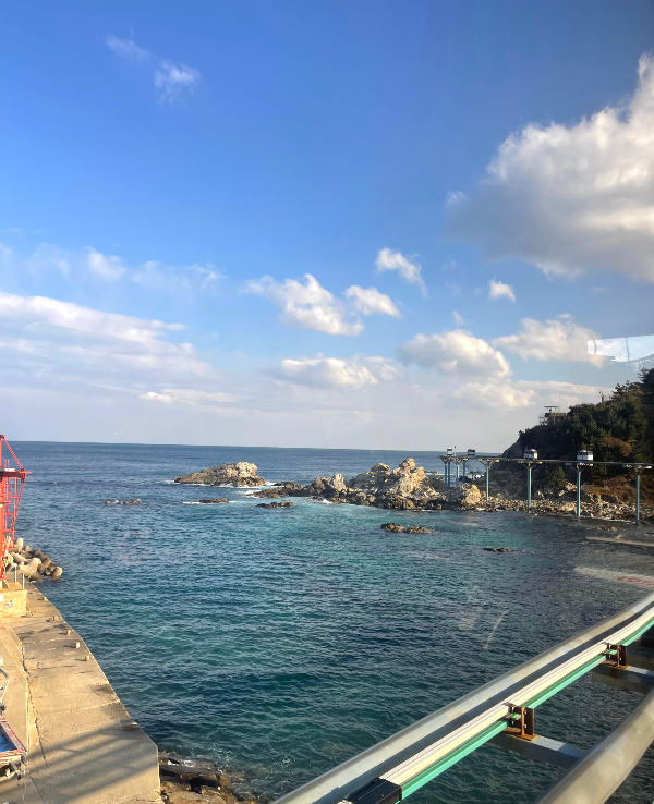울진 죽변 해안 스카이레일 내부에서 찍은 바다모습