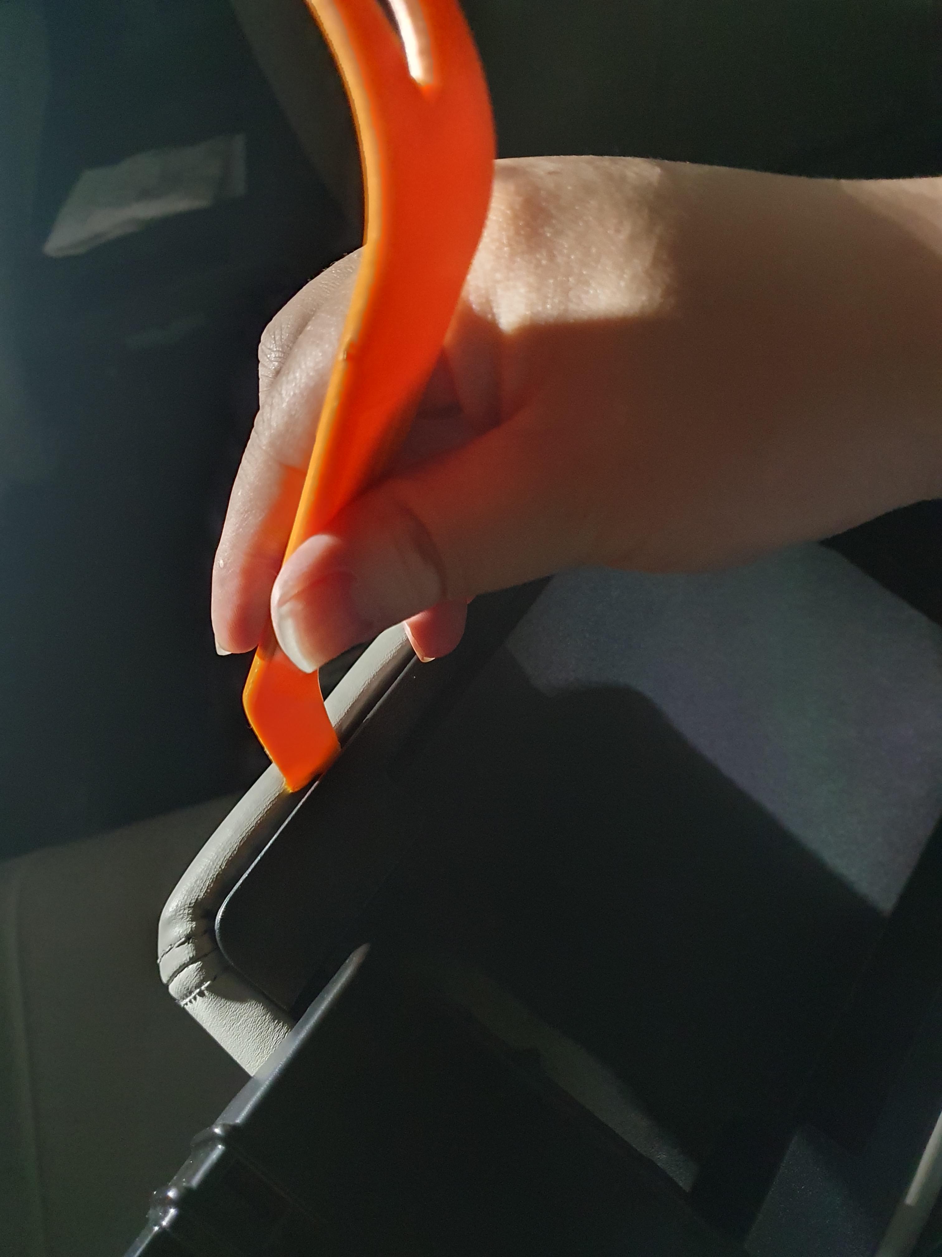 헤라를 이용해서 콘솔뚜껑을 가죽부분을 분리해 주세요.