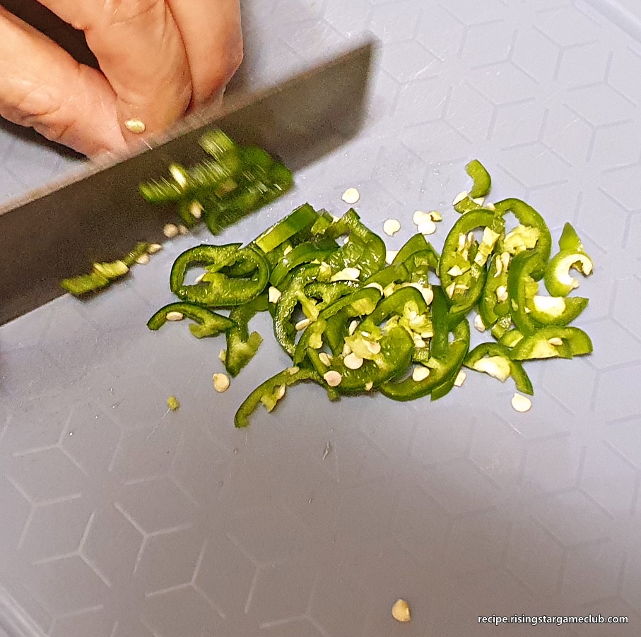 두부조림 양념에 들어갈 청양고추를 손질하는 사진