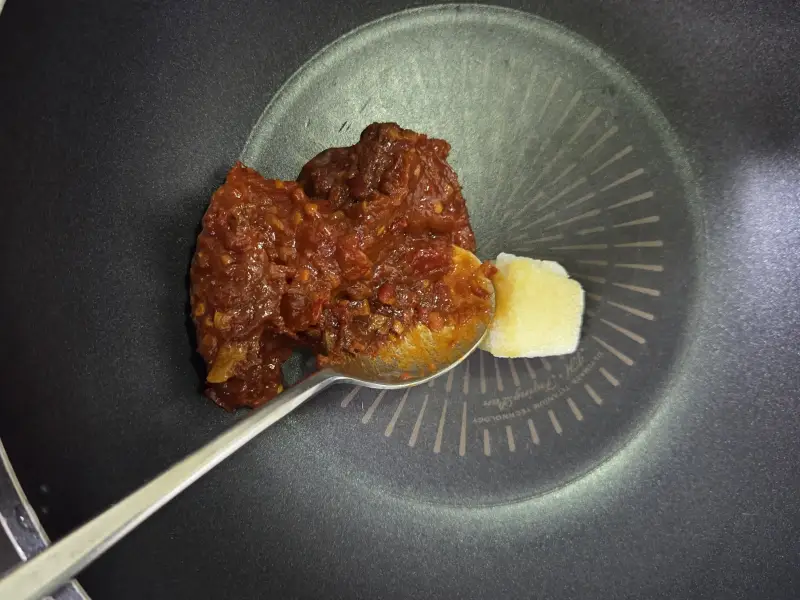 마파두부덮밥-달군 웍에 다진마늘과 두반장 넣기