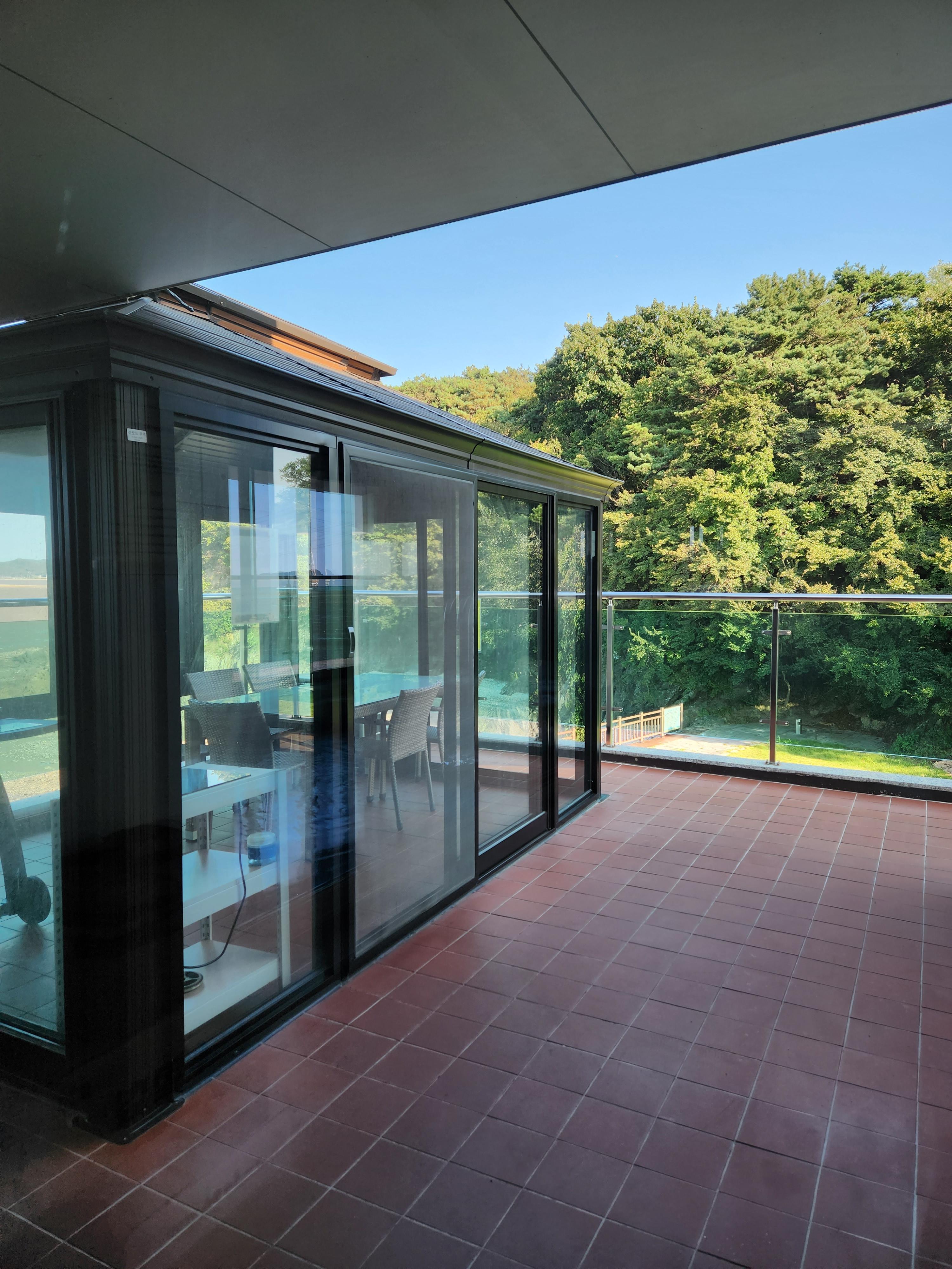 테라스에 있는 개별바베큐장-유리부스로 되어 있고 내부에 에어컨도 있음