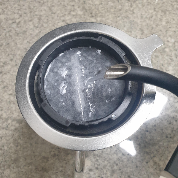메탈 드리퍼 위에 캡을 올려 놓고 필터 린싱 중이다.