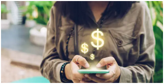 스마트폰으로 모바일뱅킹을 하는 사람, 화면 위로 달러 기호가 떠 있는 모습