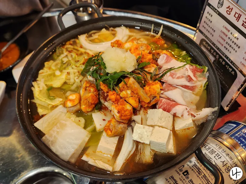 두부-곱창-고기가-올라간-전골