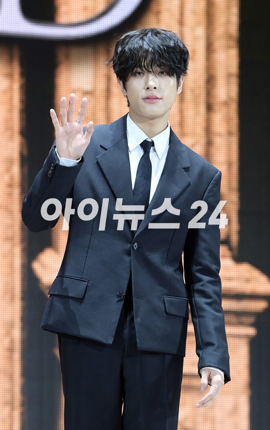 그룹 엔하이픈 제이크가 22일 오후 서울 성북구 안암동 고려대학교 화정체육관에서 열린 엔하이픈(ENHYPEN) 미니 4집 &#39;다크 블러드(DARK BLOOD)&#39; 발매 기념 미디어 쇼케이스에서 타이틀곡 &#39;바이트 미&#39; 무대를 선보이고 있다. [사진=정소희 기자]