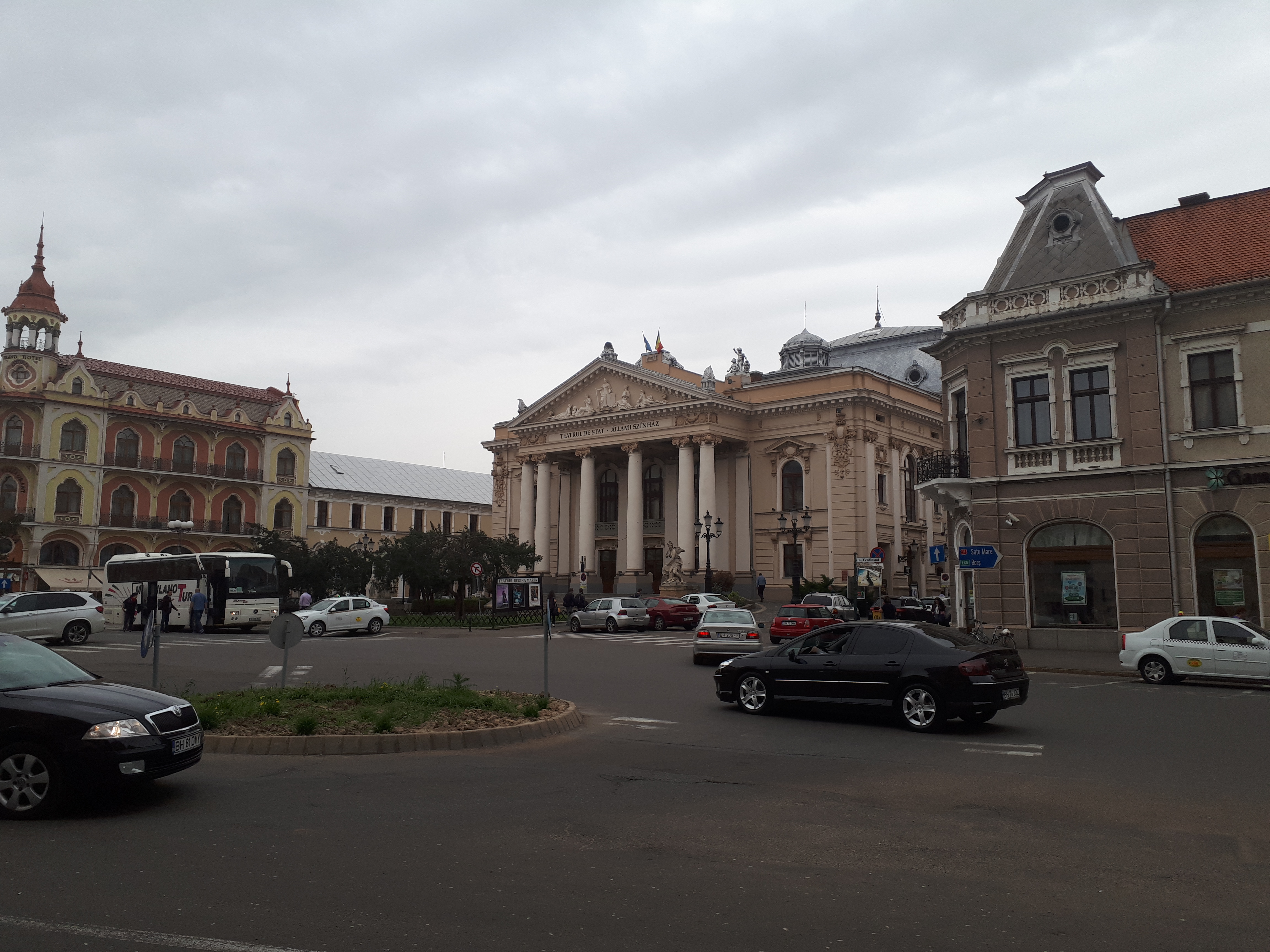 루마니아 오라데아 유니리 광장과 극장