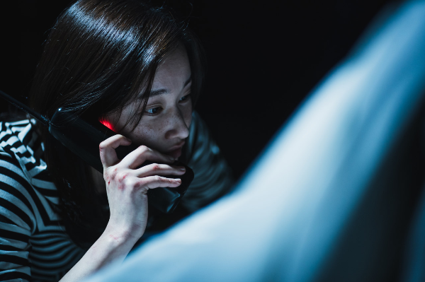 영화-콜-전종서-배우-전화기를-들고-있다