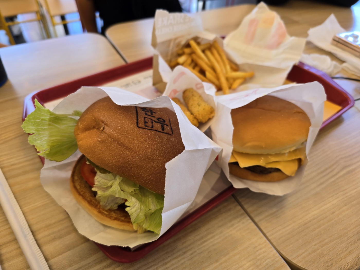 점심으로 햄버거를 먹었어요