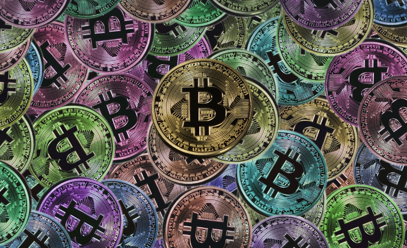 많은 가상화폐가 쌓여있는 사진