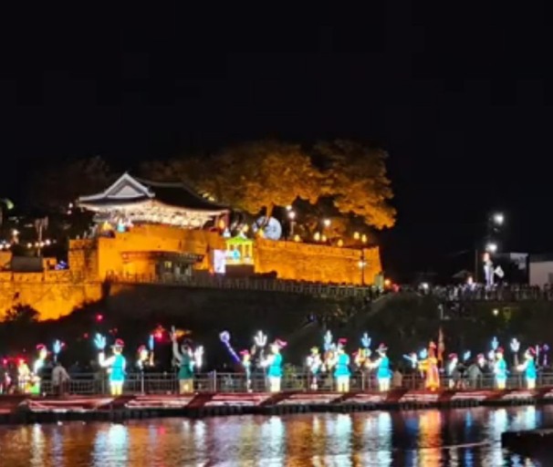 지주 남강의 유등축제의 역사는 임진왜란으로 거슬러 올라간다 지금은 이를 기념하는 축제로 발전해 시각적즐거움과 함께 애국심을 기리는 의미를 담고있다. 세계적인 축제가 되었으며 밤하늘을 수놓는 유등의 아름다움과 역사적의미가 있는 진주성곽의 웅장함은 매년수많은 관광객의찬사를 받는다.