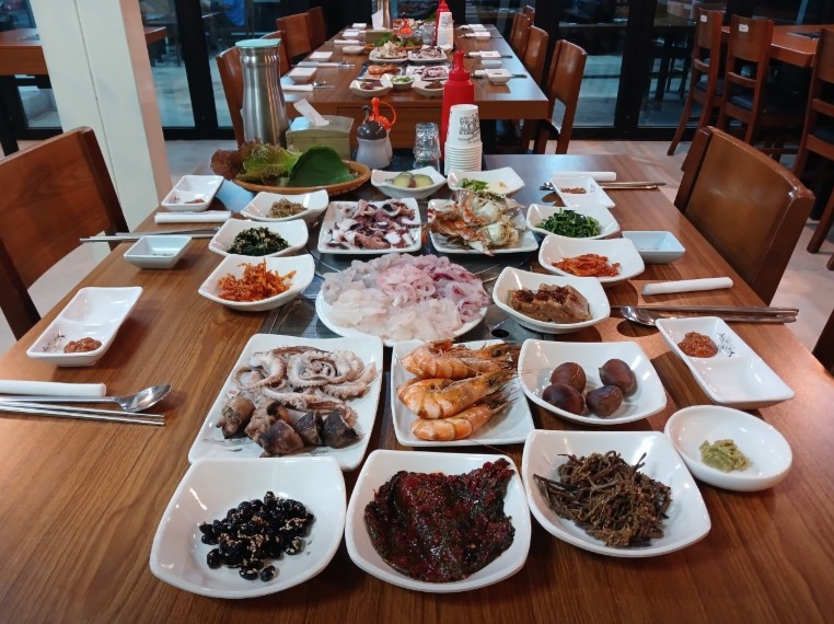 6시내고향 인생은행복해 사천 비토섬 부부 굴구이민박식당 상차림