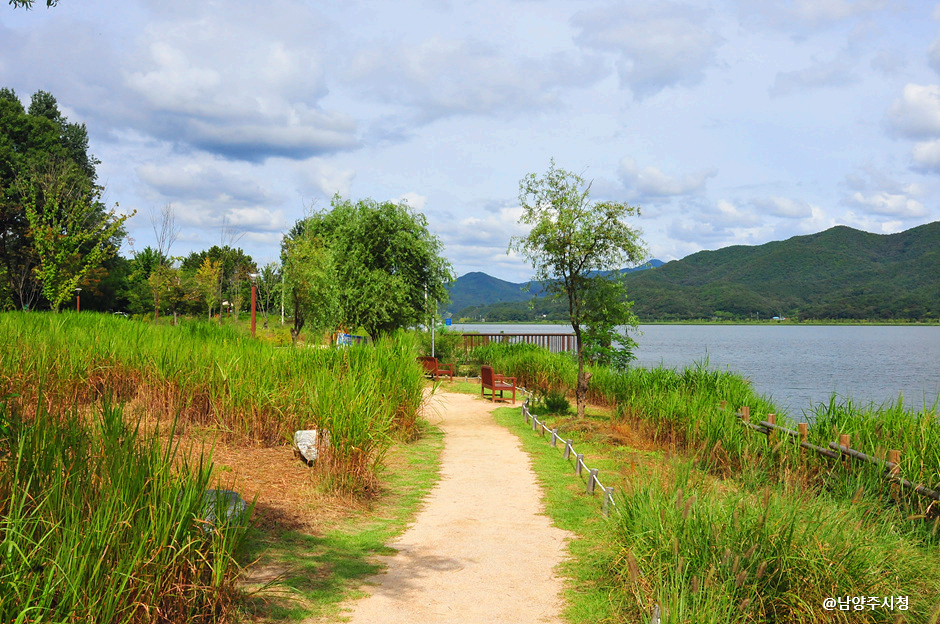 강옆으로 산책길이 있다.