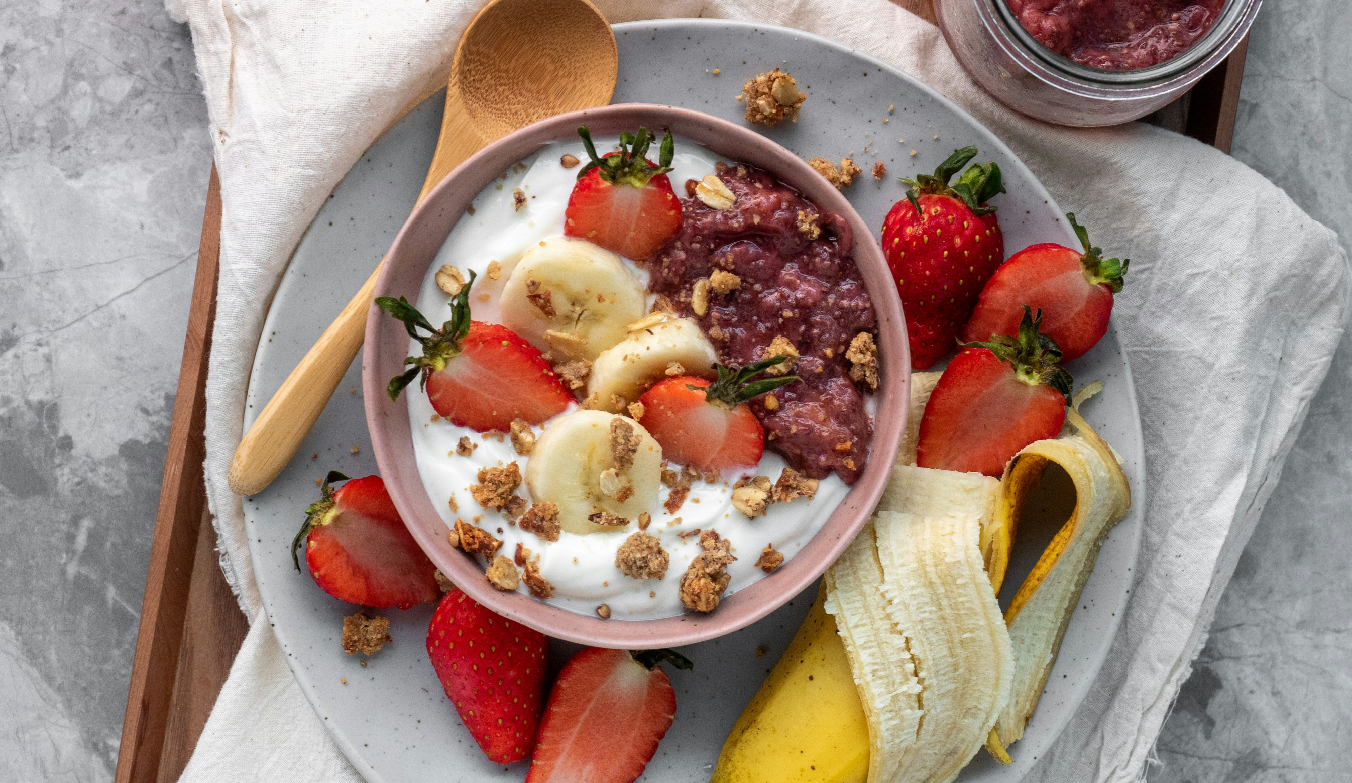 그릇에 담겨있는 요거트와 과일들