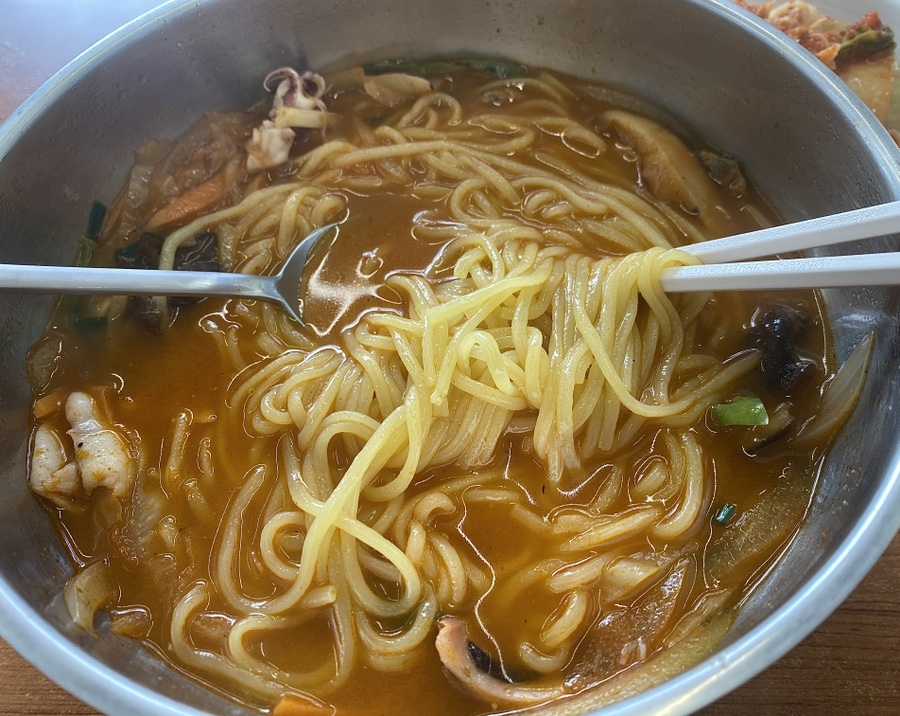 해운대 부창루에서 제공되는 얼큰한 국물의 해물 짬뽕 한 그릇 사진