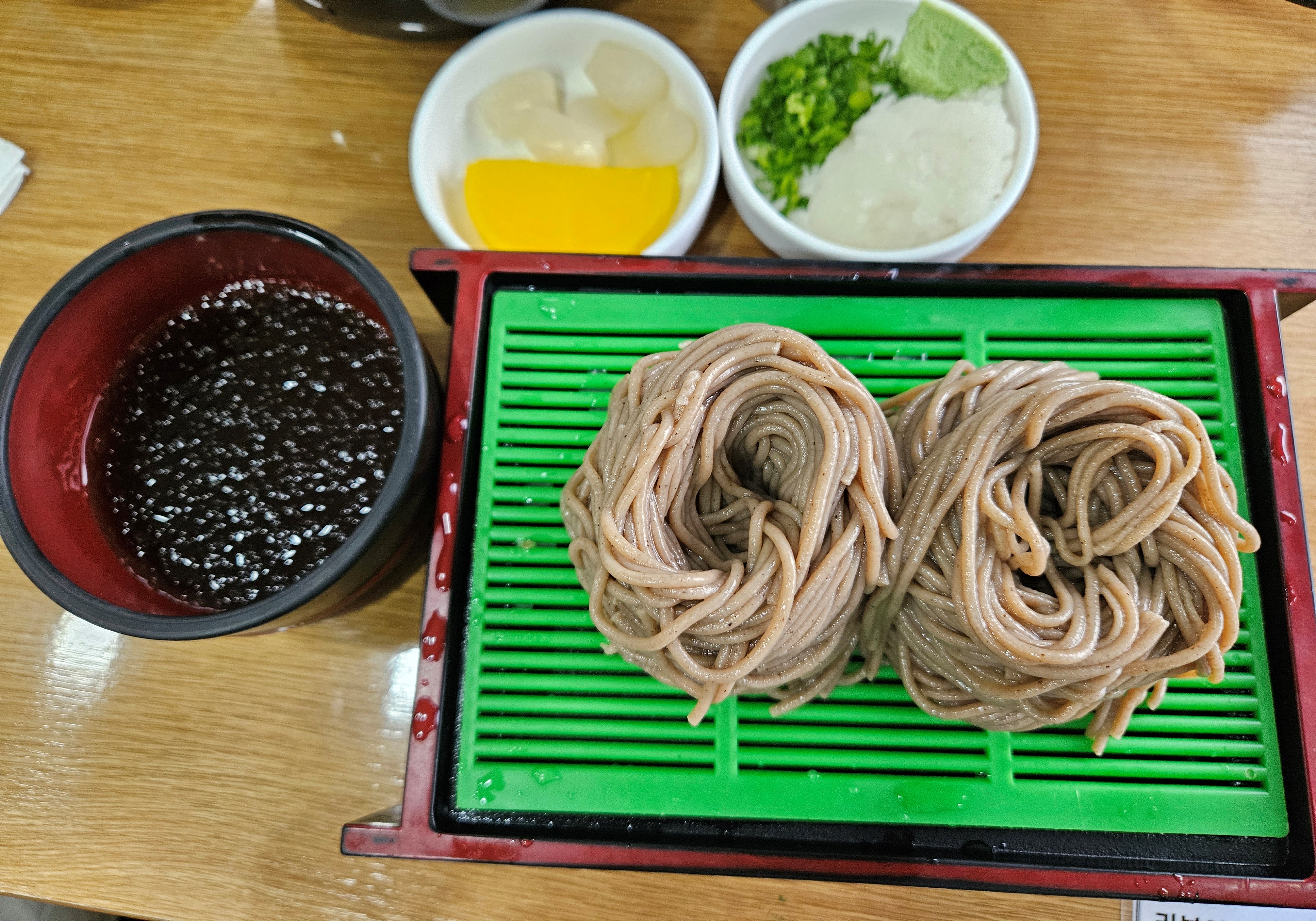 판에놓인-메밀국수-소바국물-단무지-갈은무