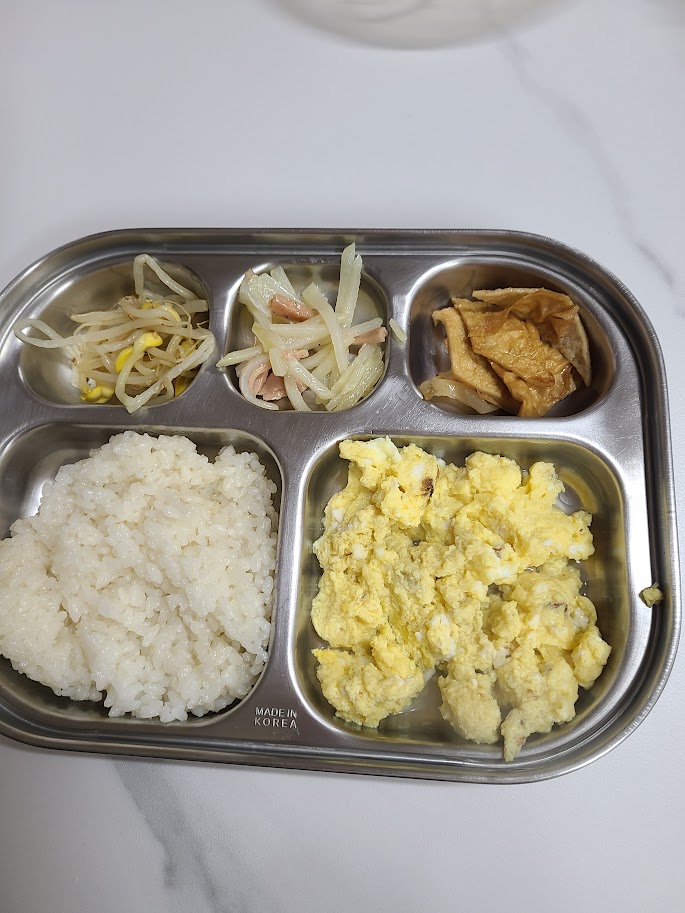 계란찜, 콩나물무침, 감자볶음 등이 정갈하게 담긴 어린이용 5구 식판 식단.