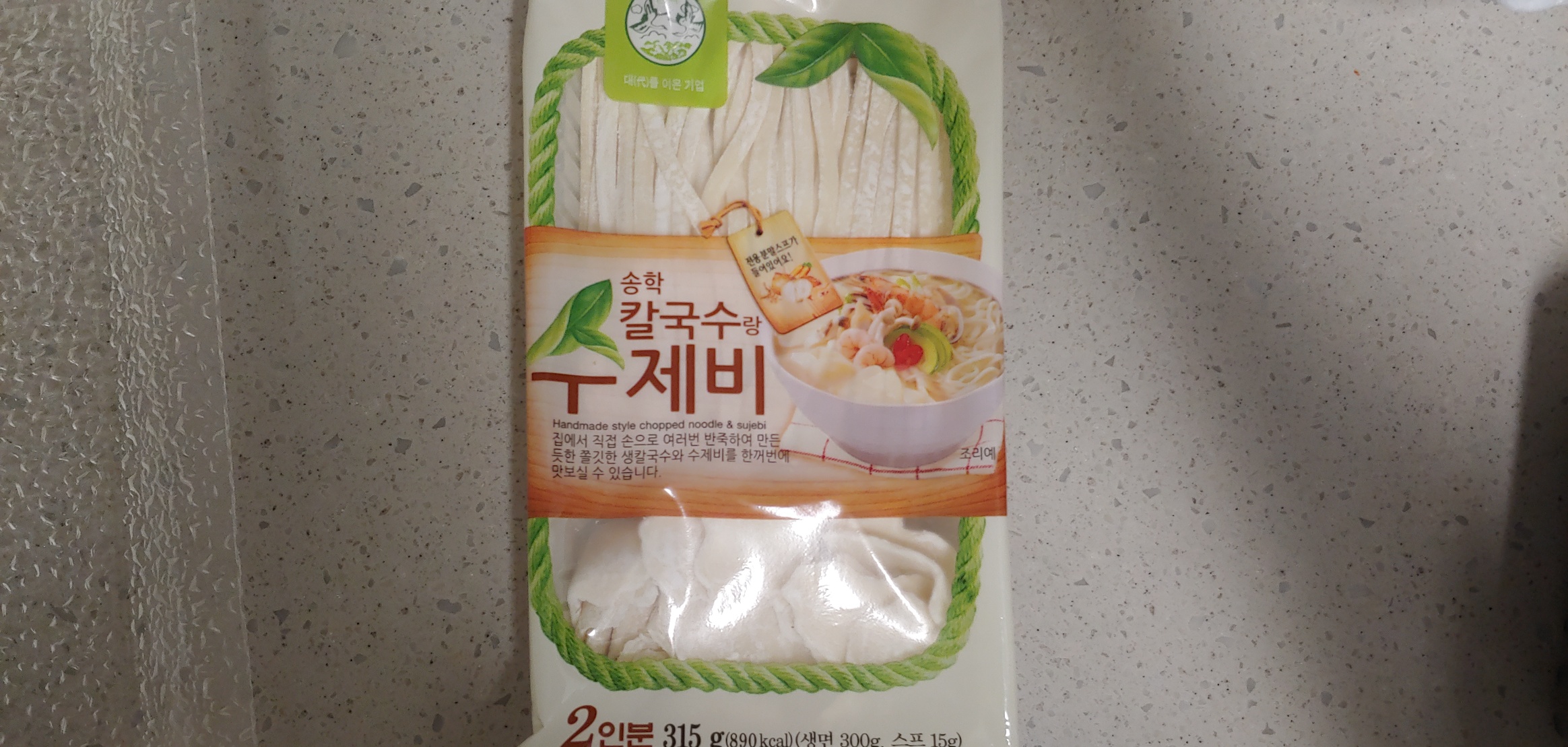 칼국수 만들때 많이 사는 제품, 2인이 먹기 적당한 국수량과 수제비, 별첨스프까지 들어있다.
