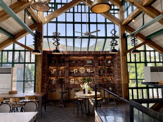 카페-한켠에-장식된-공간들