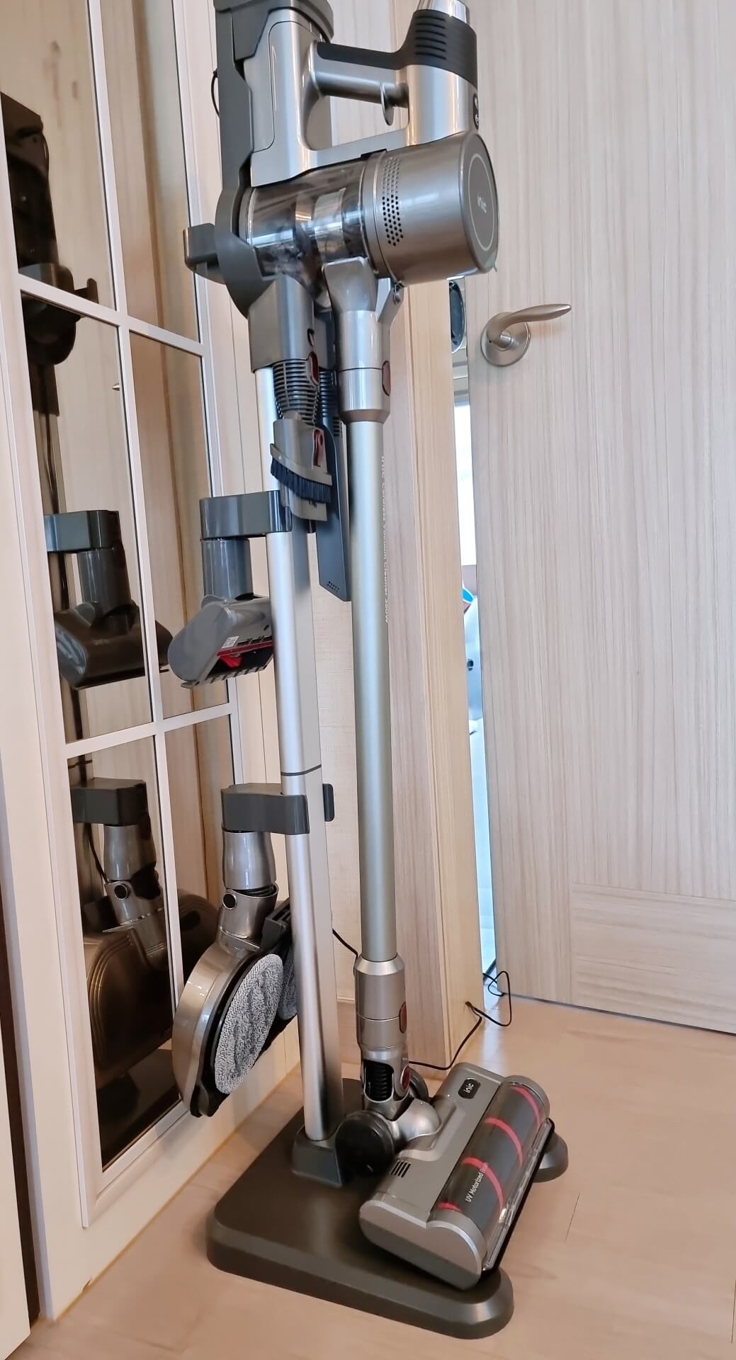 거치대에 거치한 아이닉 NEW i20 무선청소기