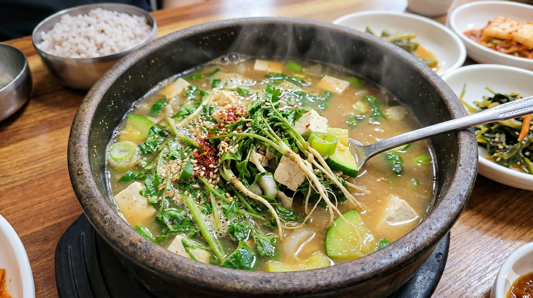 냉이 된장국 뚝배기 사진