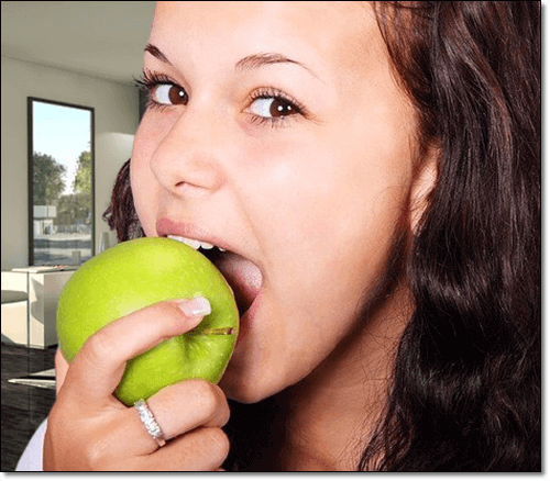 풋사과 먹는 여자