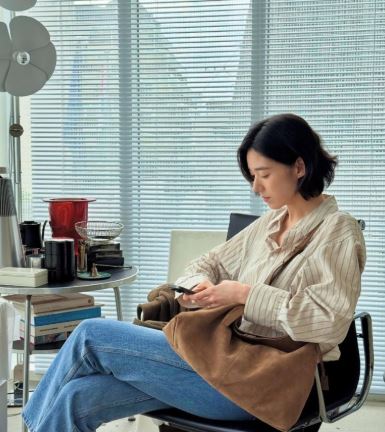 자연스러운 헤어와 내추럴 메이크업으로 완성한 정은채의 데일리 패션룩