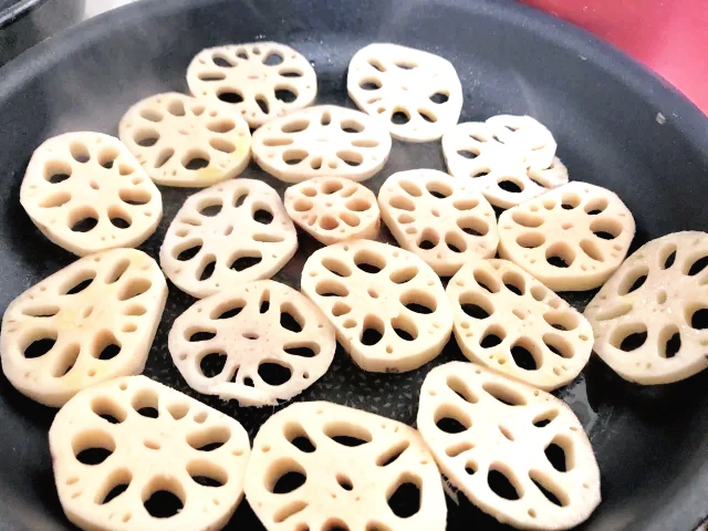 약불에 끓이는 연근조림