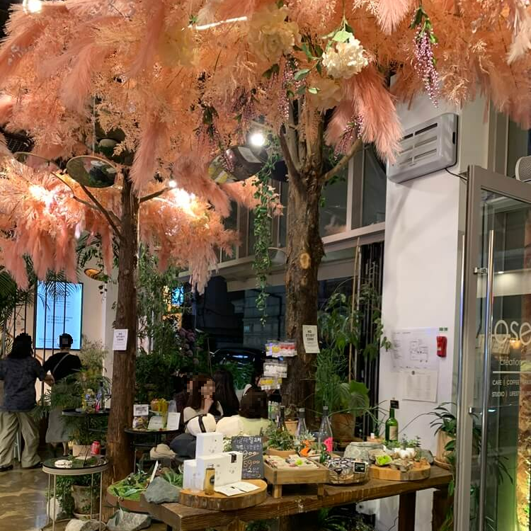 전시회 작품과 핑크 나무