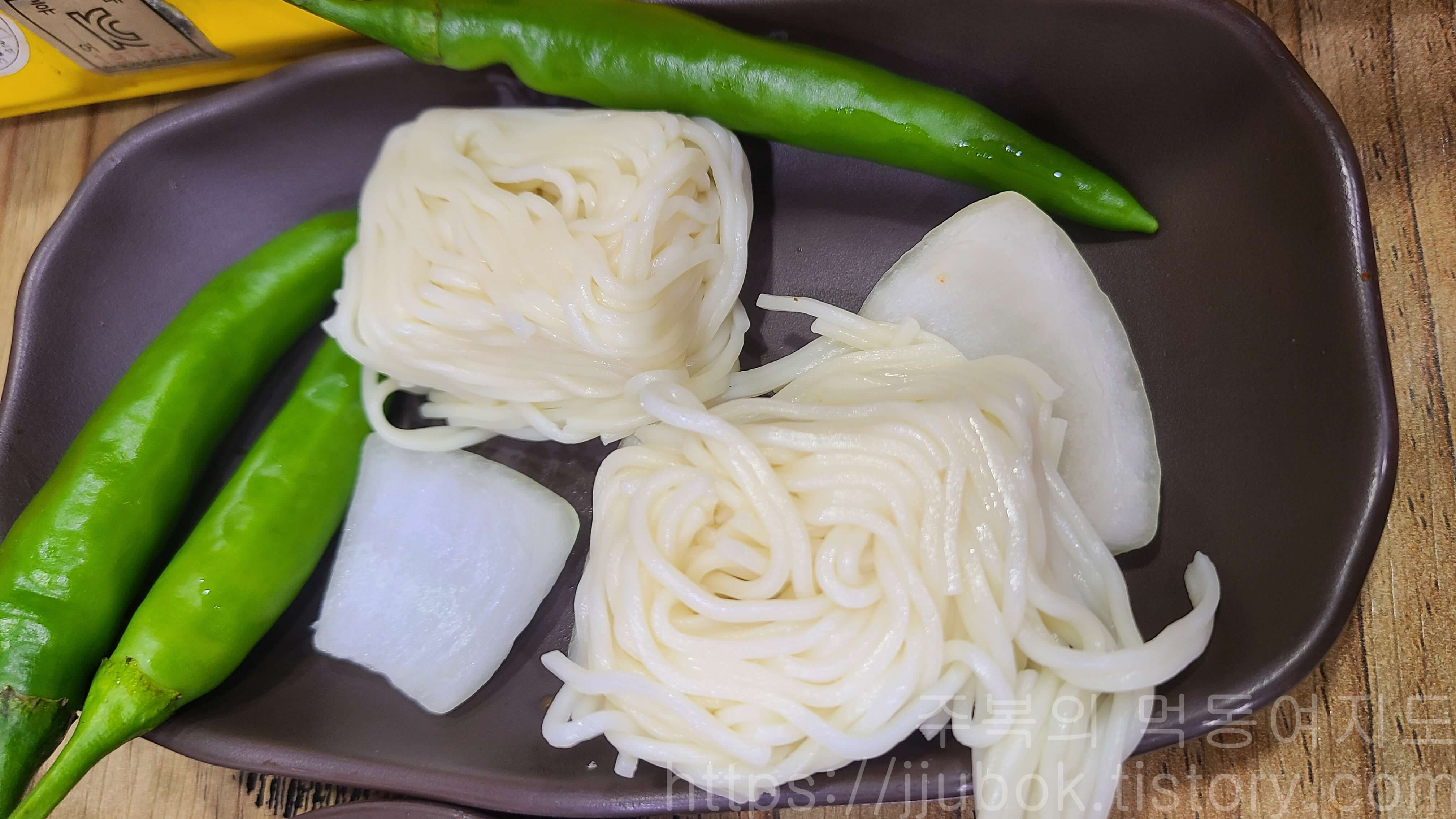 고향옥-얼큰순대국-밑반찬-소면