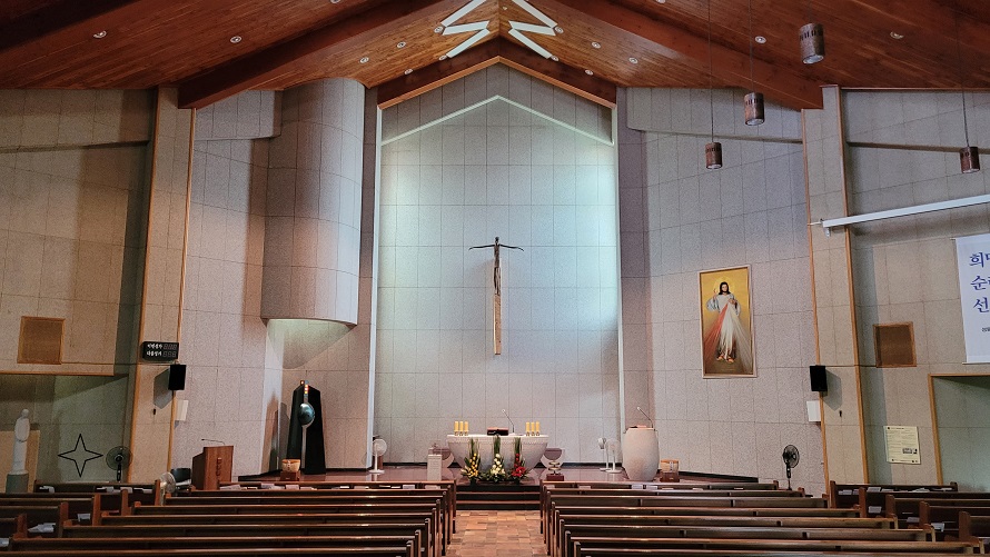 전농동성당 성전 안 십자고상, 제대, 제단 사진